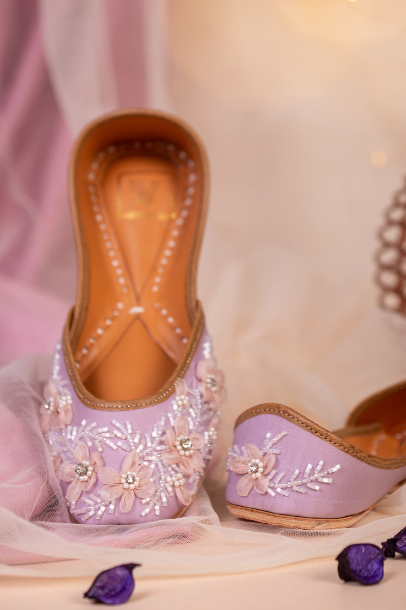 Inaayat Juttis & Handbag Combo
