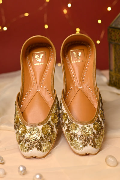 Ivory Blossom Juttis & Handbag Combo
