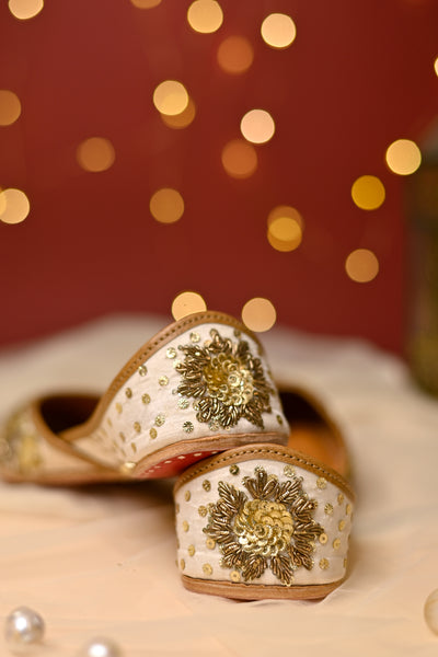 Ivory Blossom Juttis & Handbag Combo