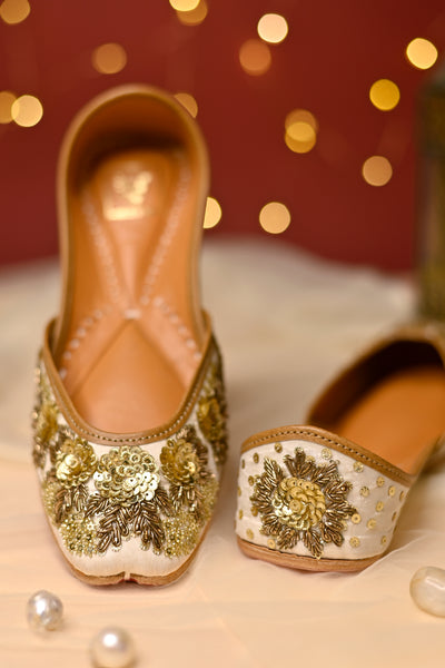 Ivory Blossom Juttis & Handbag Combo