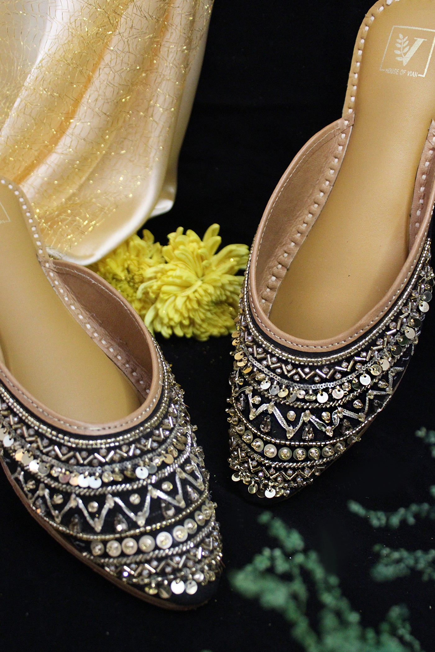 Ruhaaniyat Juttis & Handbag Combo